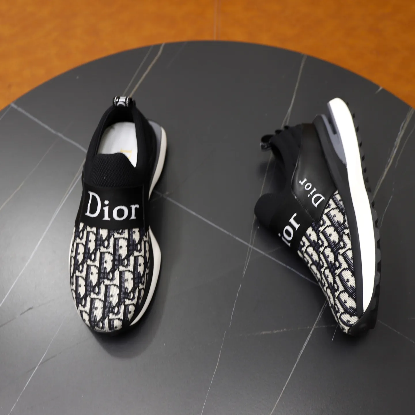 Ex-factory price: 462💰🙅‍♂️🙅‍♂️🙅‍♂️ Brand: Dior DIOR Standard code: 38-44 (45 customized) Grade: Same as the official website Material: Original leather splicing brand cloth Comfortable and breathable lining Lightweight and wear-resistant sports outsole Style category: Men's fashionable casual shoes Running sneakers Distinguished luxury brand elements Top luxury Color: actual picture color
